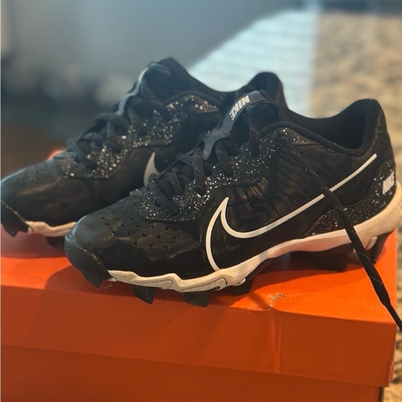 Nike Kids Black and White Cleats - Picture 1 of 4